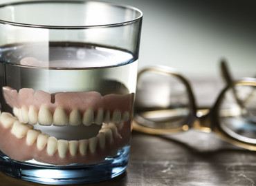 Tooth_loss_dentures_in_glass