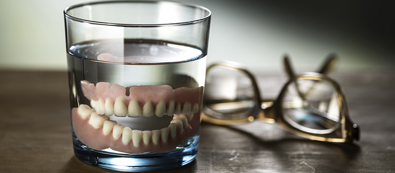 Tooth_loss_dentures_in_glass